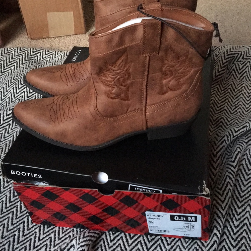 Super cute Western style boots!